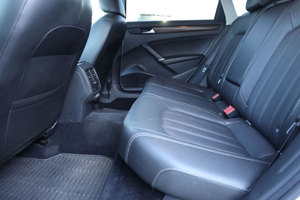 Used 2020 Volkswagen Passat 2.0T SEL FWD image 17