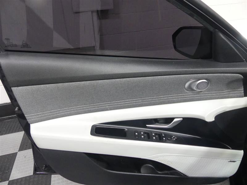 Used 2022 Hyundai Elantra Limited image 18