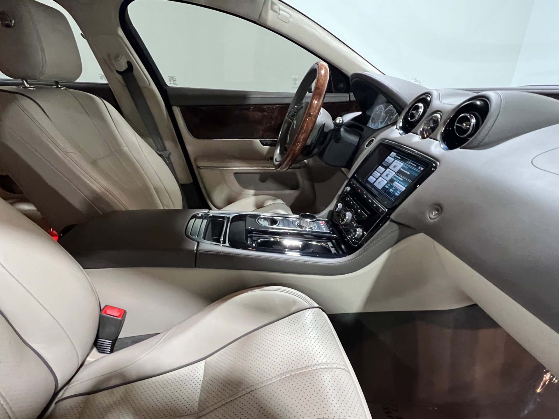 Used 2015 Jaguar XJ L Portfolio RWD image 35