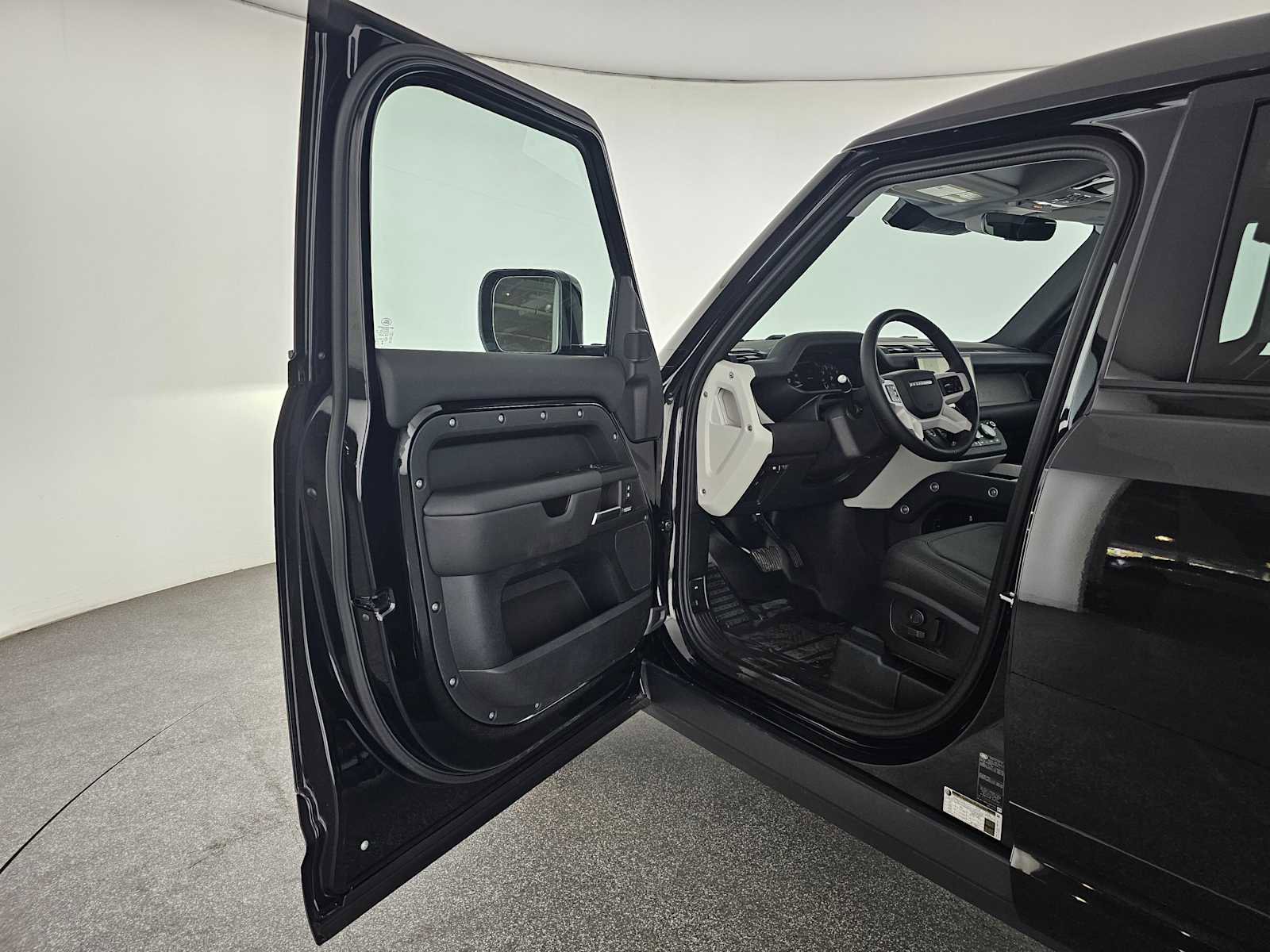 New 2025 Land Rover Defender 110 X-Dynamic SE image 18