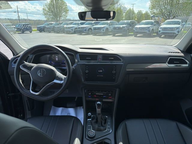 Used 2024 Volkswagen Tiguan SE AWD/4WD image 36