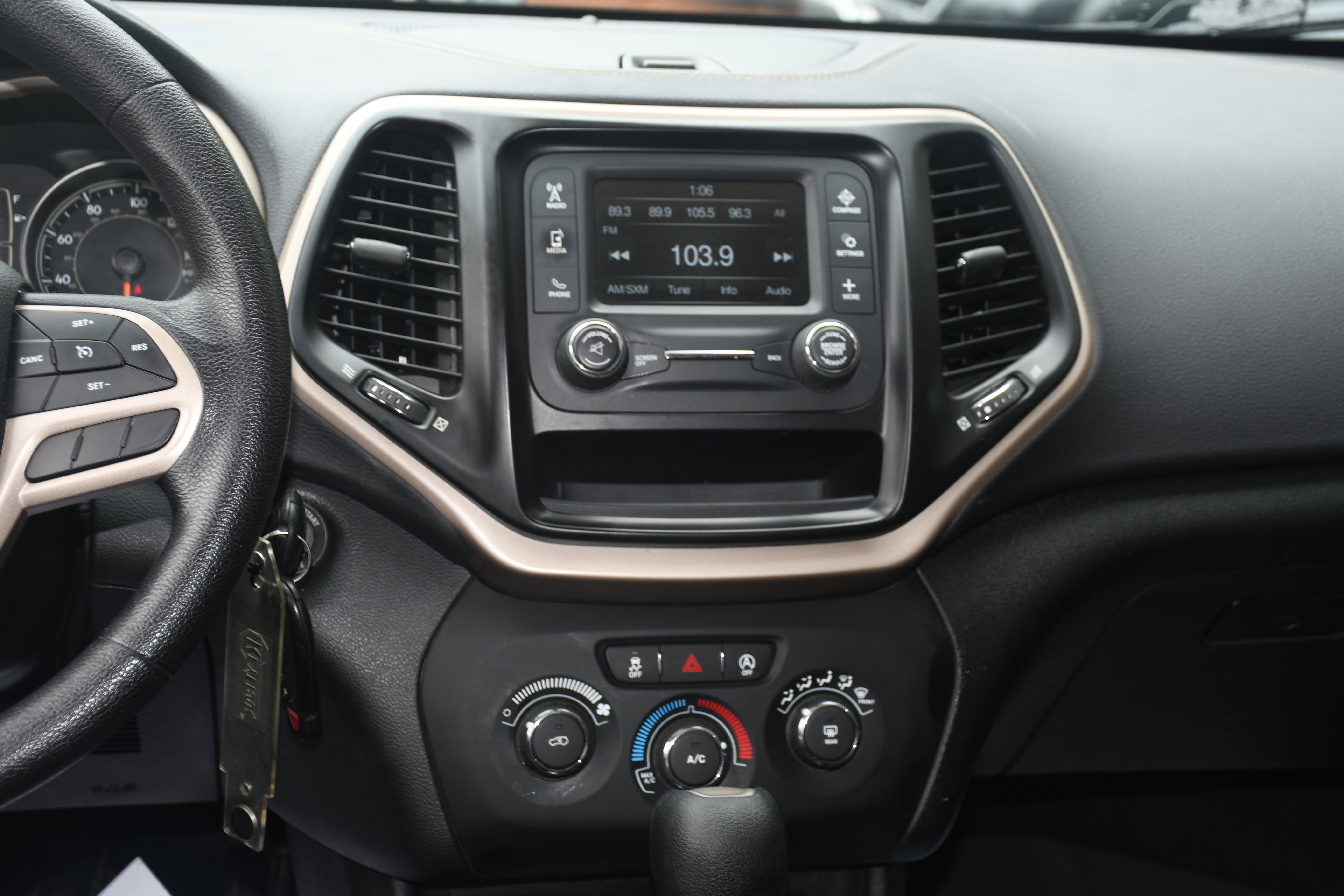 Used 2018 Jeep Cherokee Latitude AWD/4WD image 15