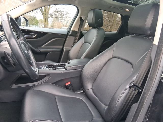 Used 2019 Jaguar F-PACE image 11