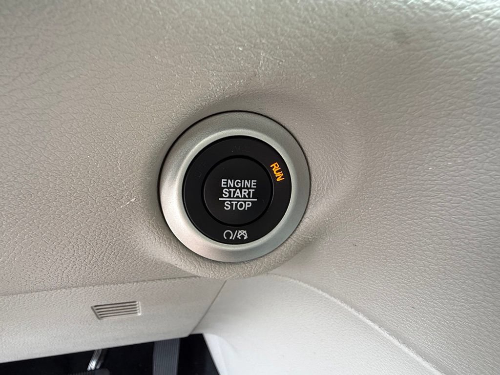 Used 2024 Chrysler Pacifica Touring-L FWD image 29