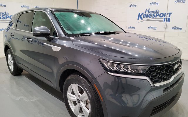 Used 2023 Kia Sorento LX image 2