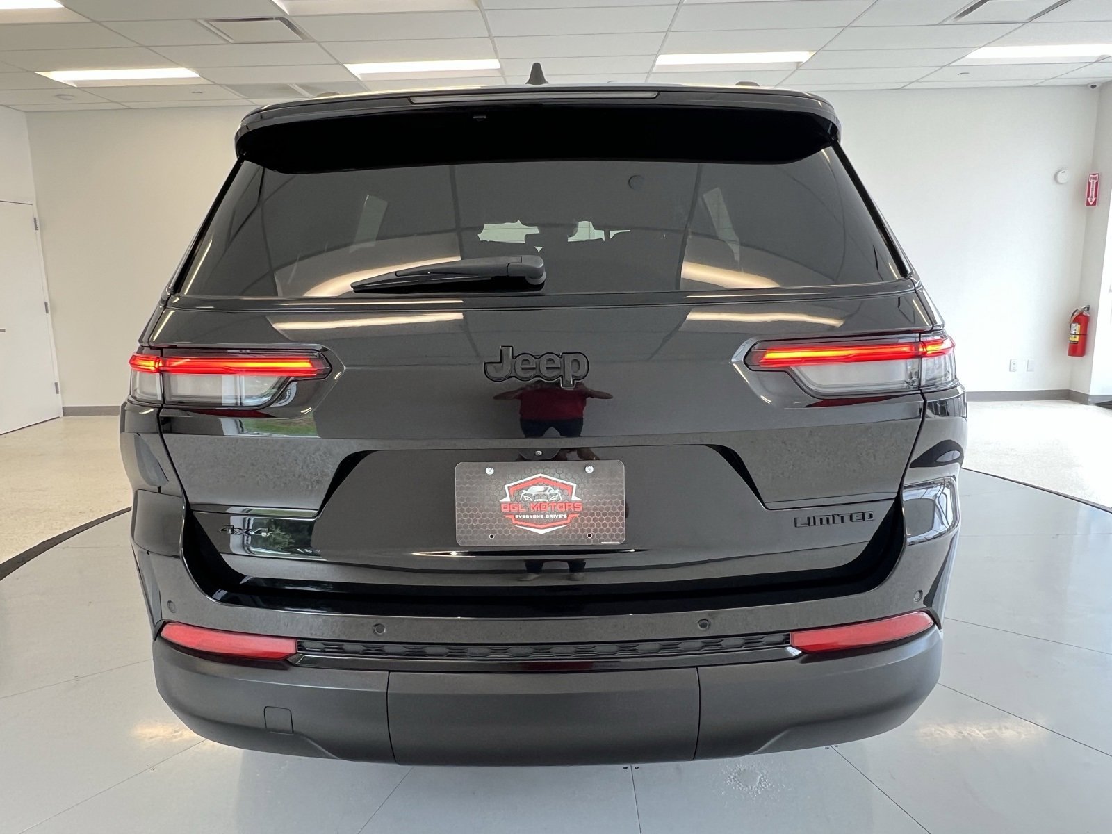 Used 2024 Jeep Grand Cherokee L Limited w/ Black Appearance Package image 73