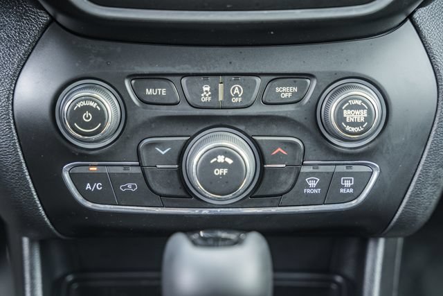 Used 2019 Jeep Cherokee Latitude Plus AWD/4WD image 23