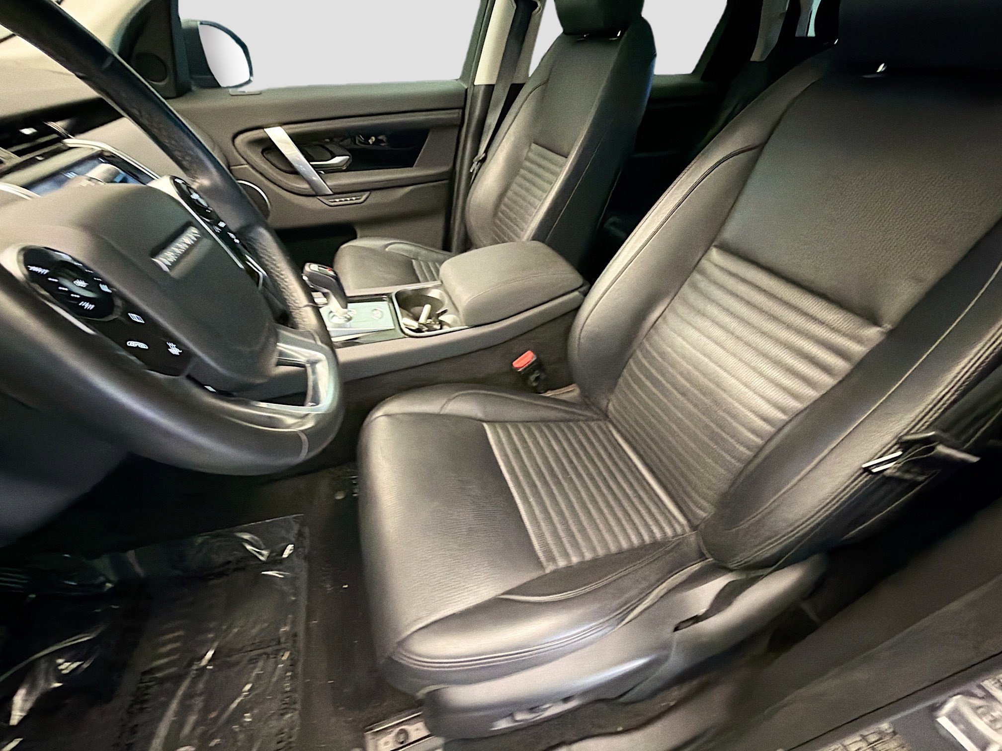 Used 2020 Land Rover Discovery Sport SE image 11