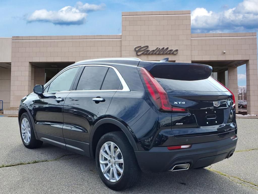 Used 2022 Cadillac XT4 Luxury w/ Cold Weather Package image 6