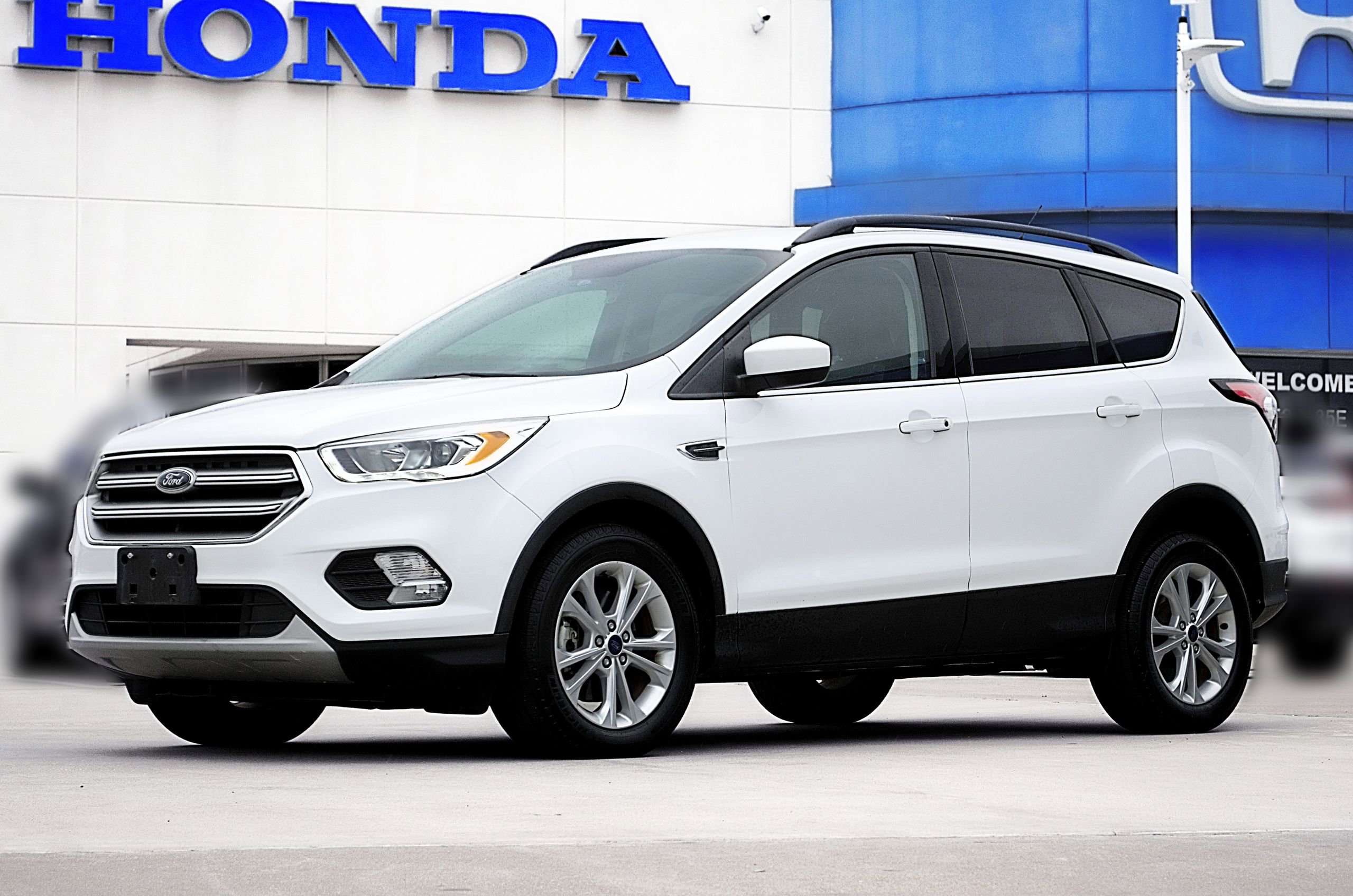 Used 2017 Ford Escape SE w/ Equipment Group 201A FWD image 1