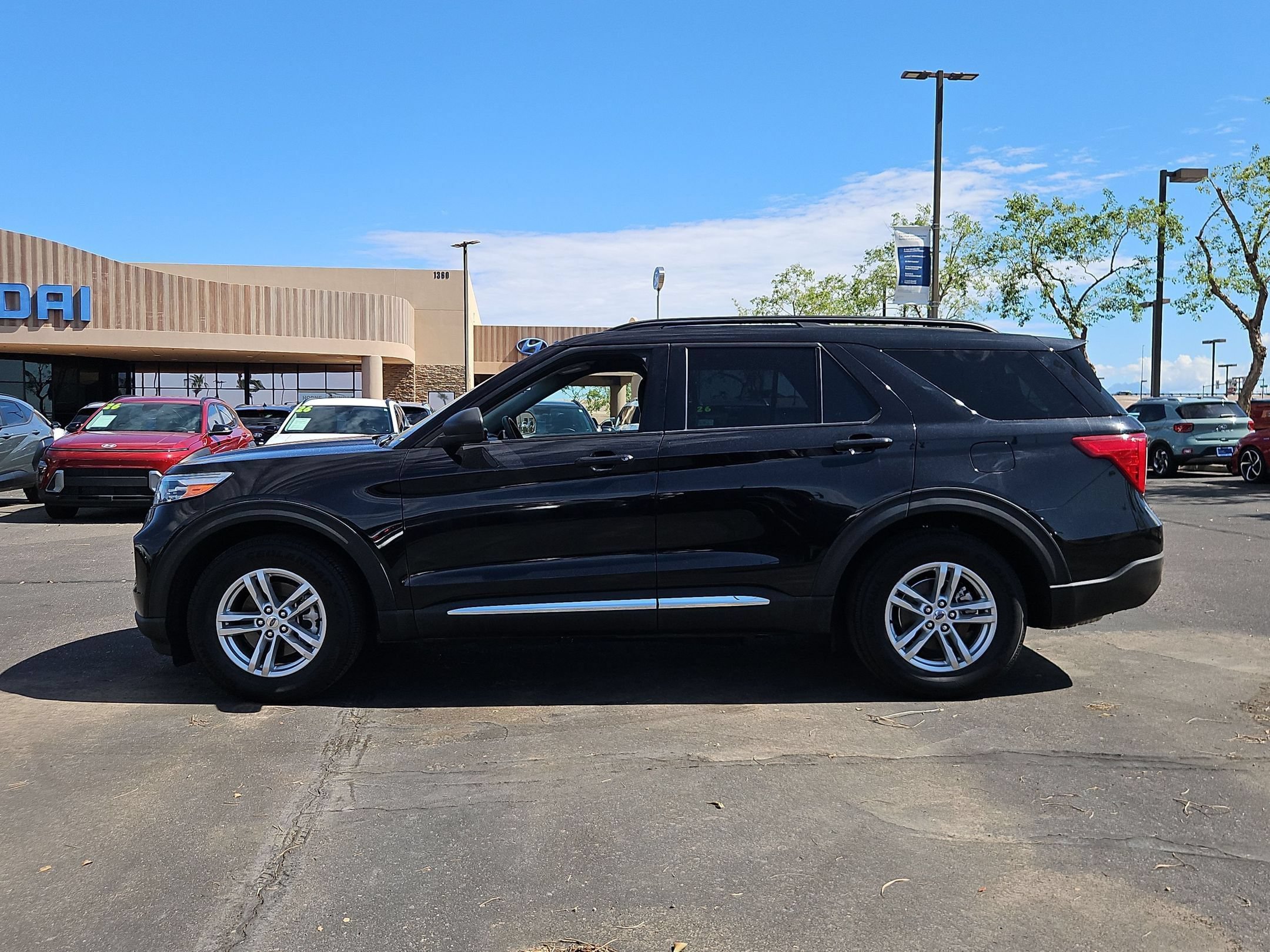 Used 2023 Ford Explorer XLT w/ Equipment Group 202A RWD image 9
