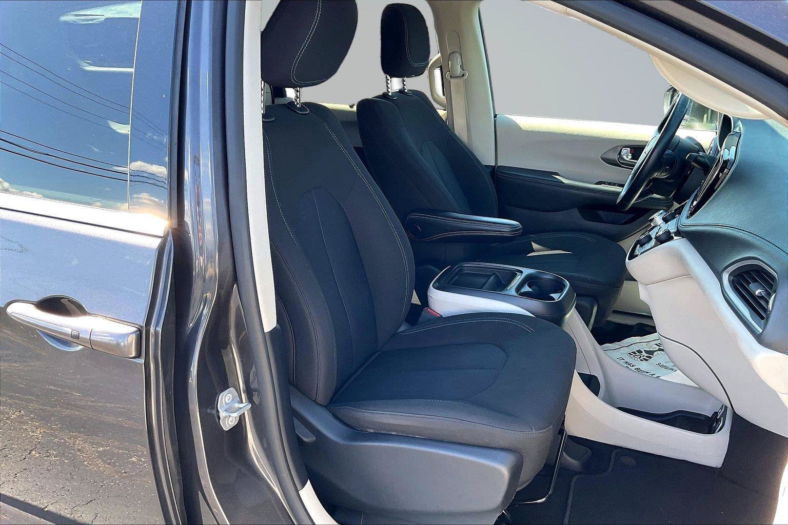 Used 2021 Chrysler Pacifica Touring w/ Cold Weather Group FWD image 8