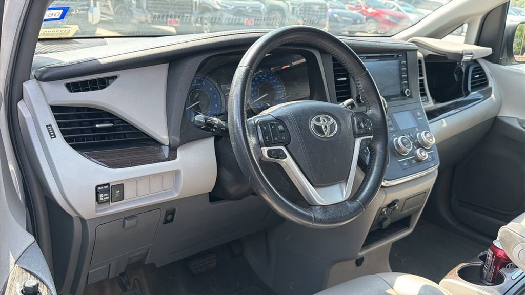 Used 2018 Toyota Sienna XLE FWD image 10