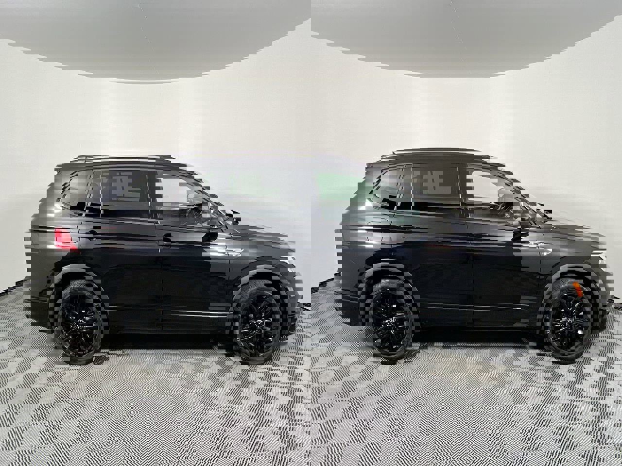 Used 2022 Volkswagen Tiguan SE R-Line image 2