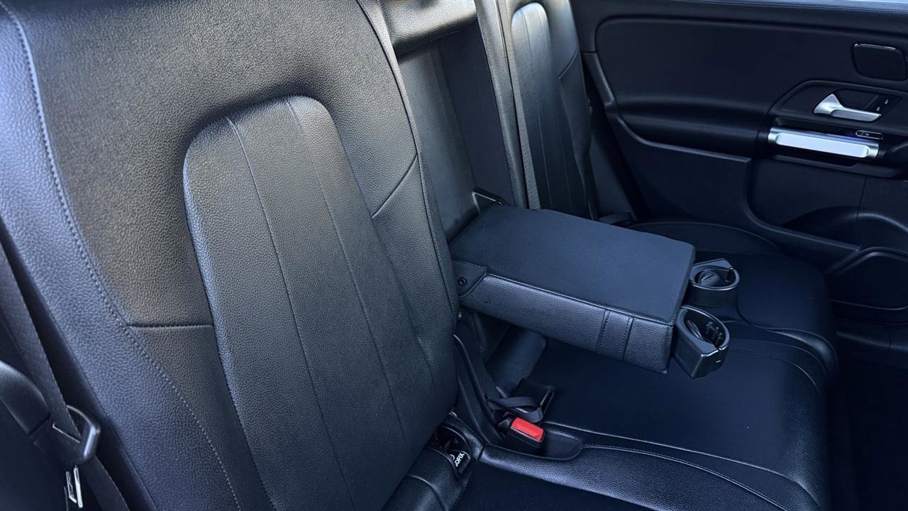 Used 2022 Mercedes-Benz EQB 300 4MATIC image 24