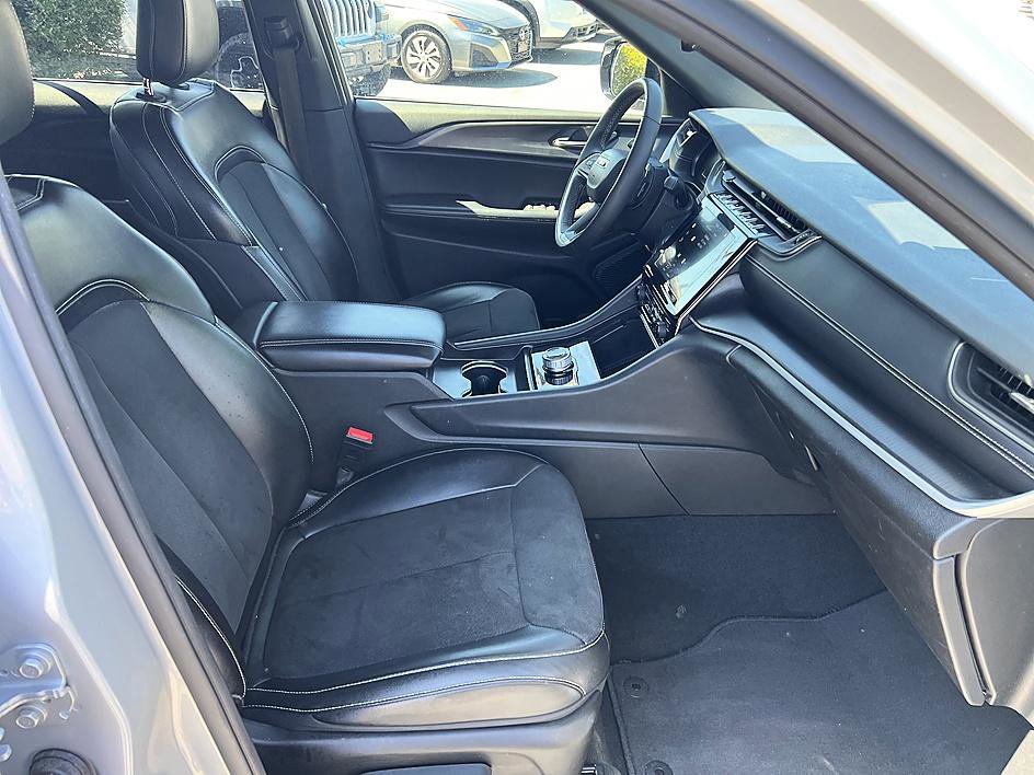Used 2024 Jeep Grand Cherokee Altitude AWD/4WD image 17