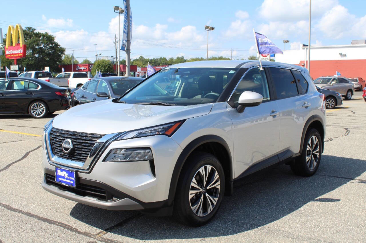 Used 2023 Nissan Rogue SV image 3
