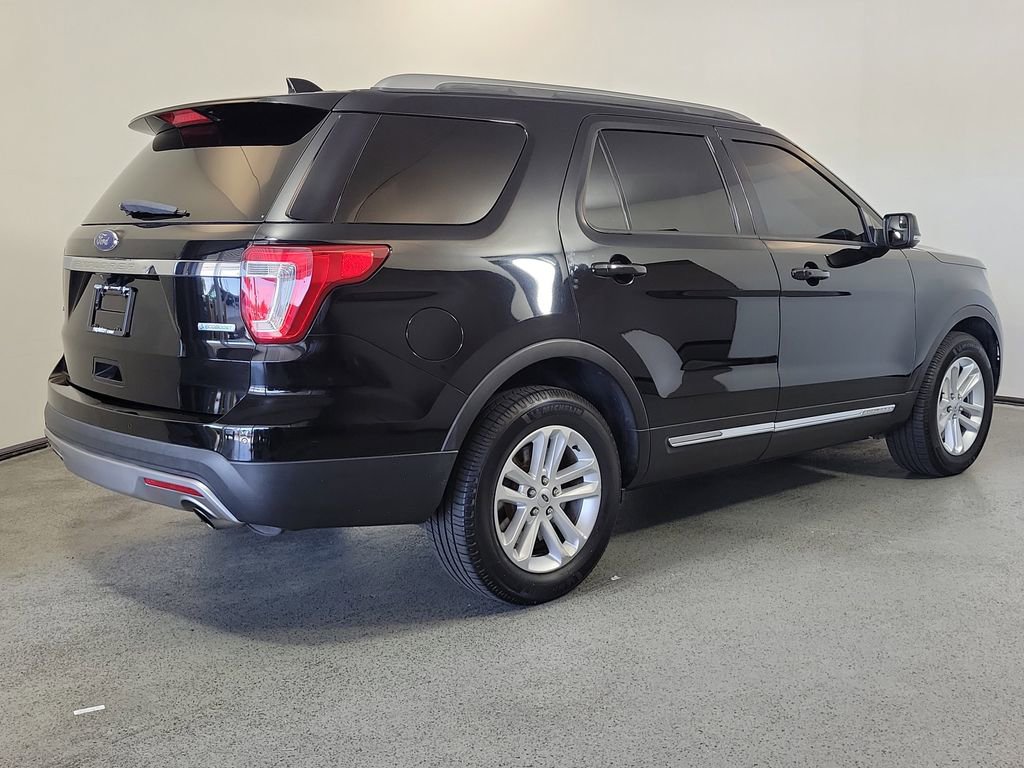 Used 2017 Ford Explorer XLT w/ Equipment Group 202A FWD image 6