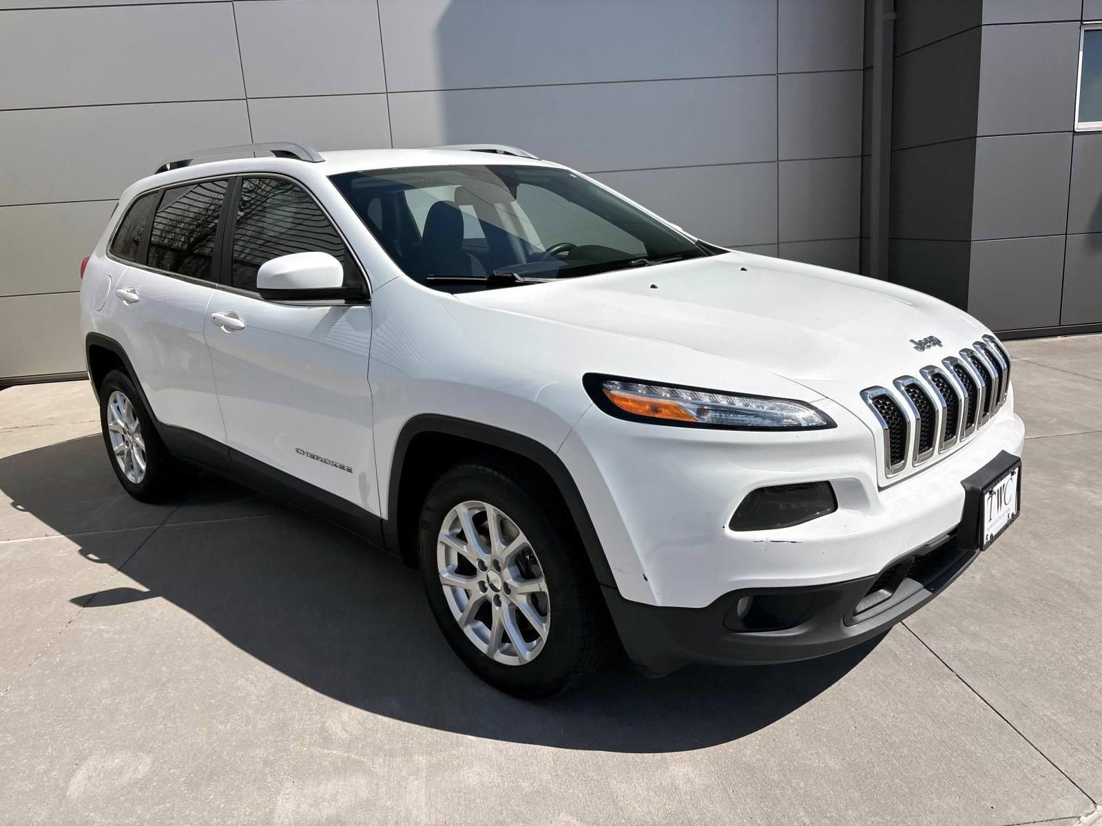 Used 2017 Jeep Cherokee Latitude w/ Comfort/Convenience Group FWD image 3