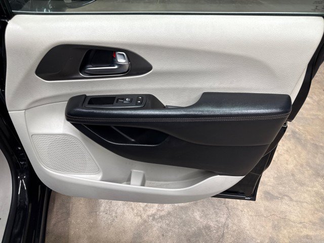 Used 2020 Chrysler Pacifica Touring-L FWD image 28