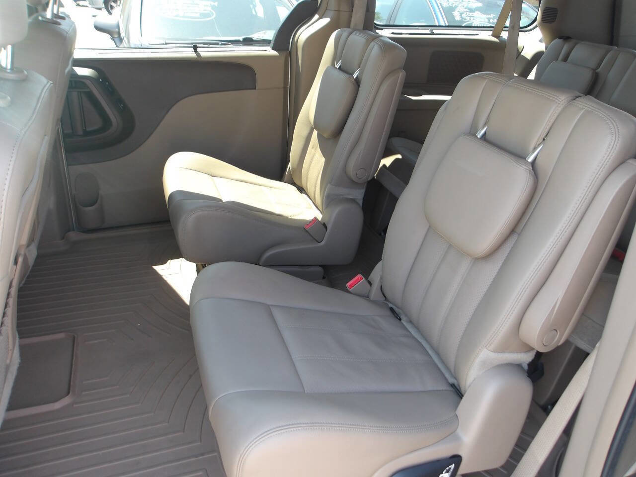 Used 2015 Chrysler Town & Country Touring-L w/ Driver Convenience Group image 9