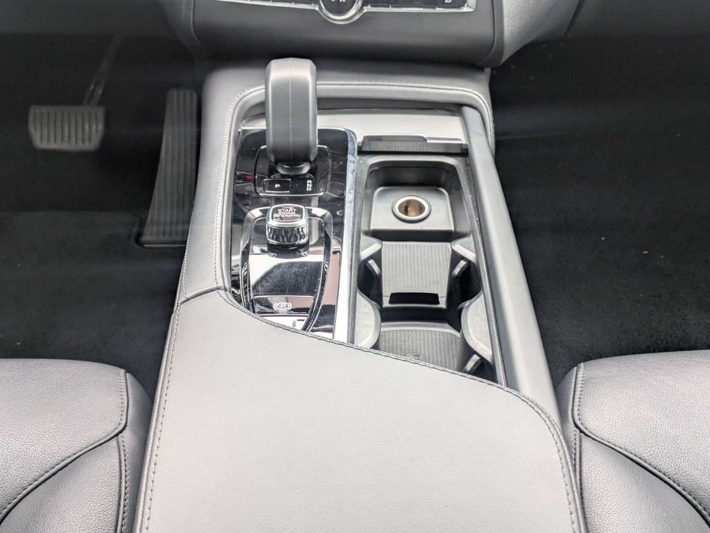 Certified 2025 Volvo XC90 B5 Core AWD/4WD image 24