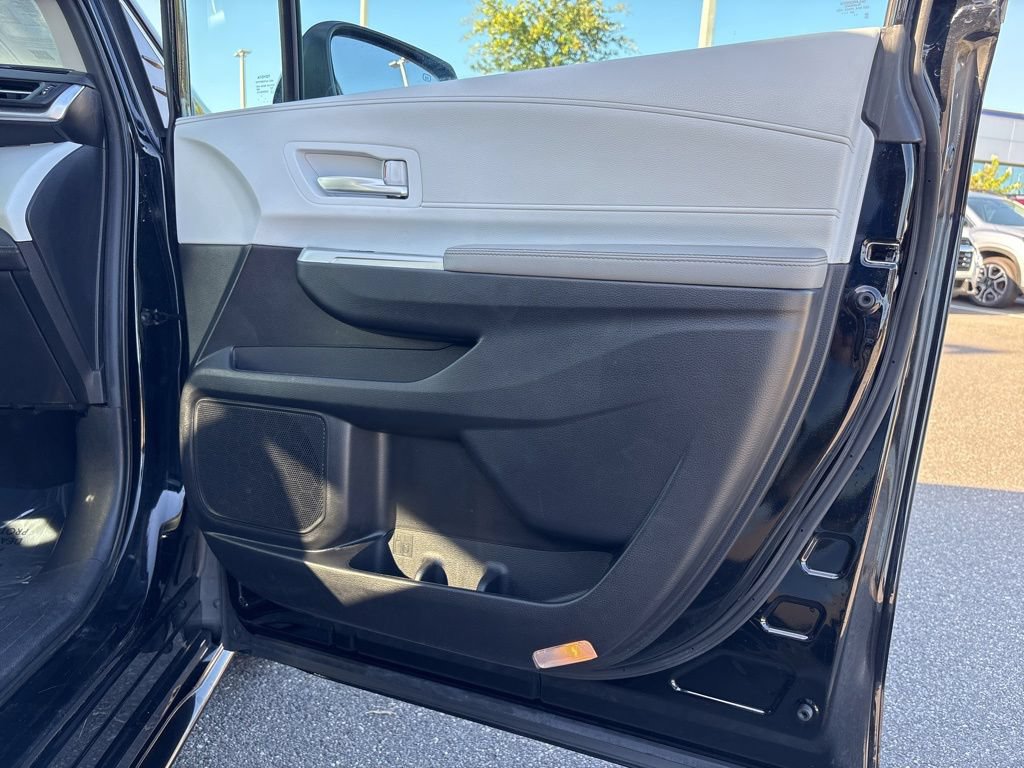 Used 2025 Toyota Sienna XLE FWD image 21