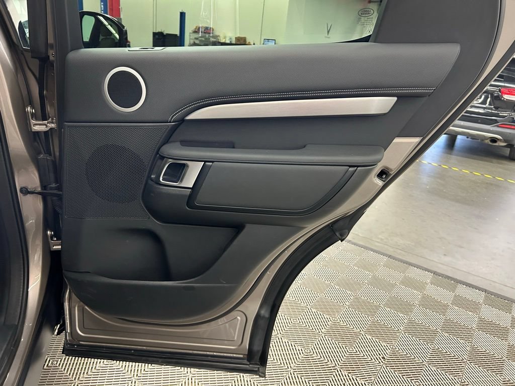 Used 2024 Land Rover Discovery Dynamic SE AWD/4WD image 15