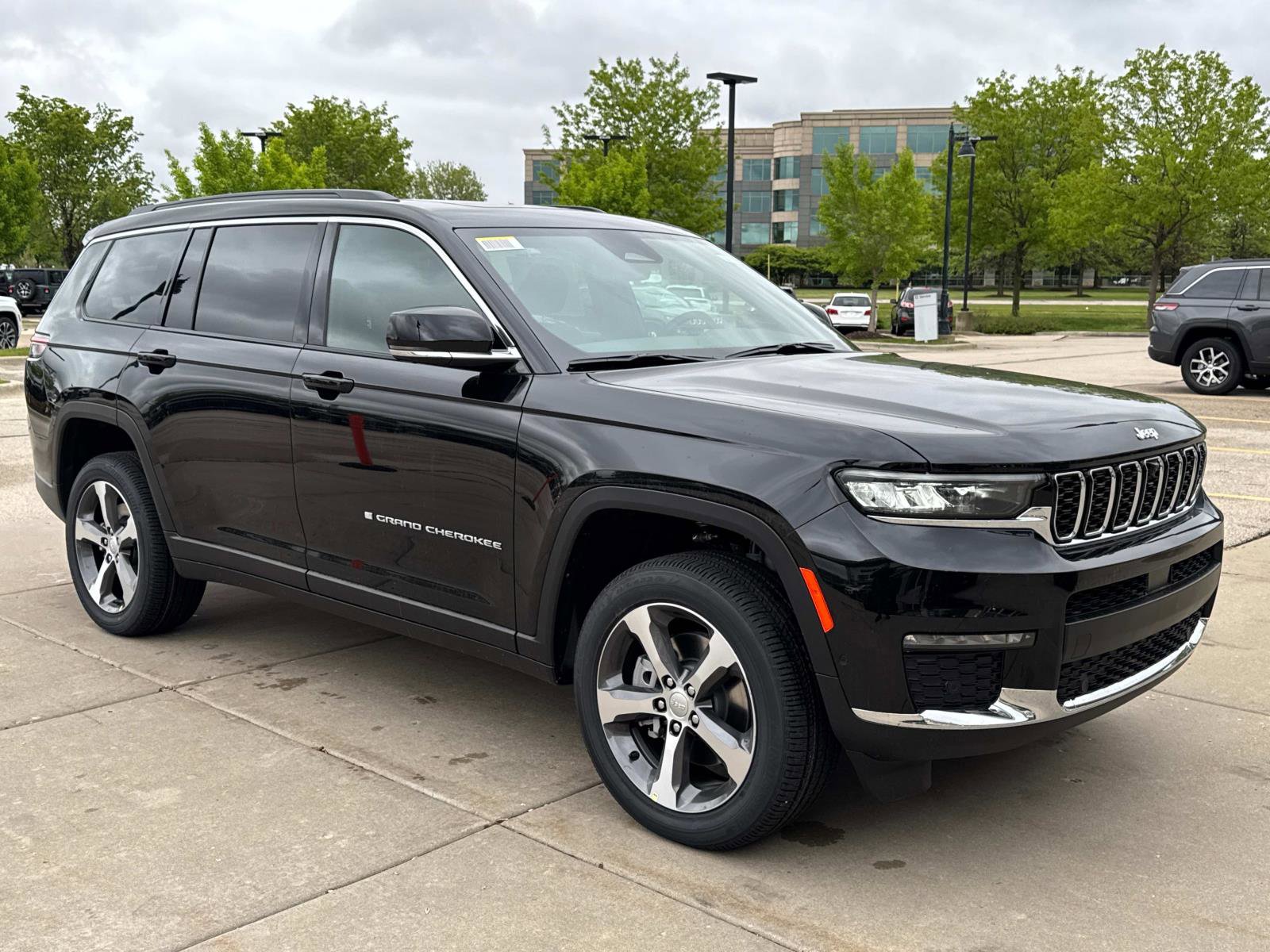 New 2025 Jeep Grand Cherokee L Limited w/ Luxury Tech Group II image 3