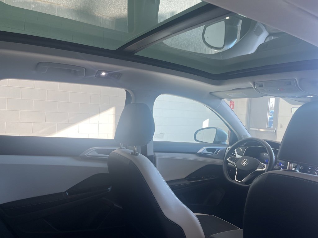 Certified 2025 Volkswagen Taos SE image 37