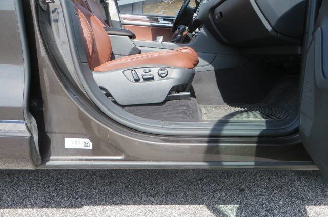 Used 2016 Volkswagen Touareg Sport AWD/4WD image 28