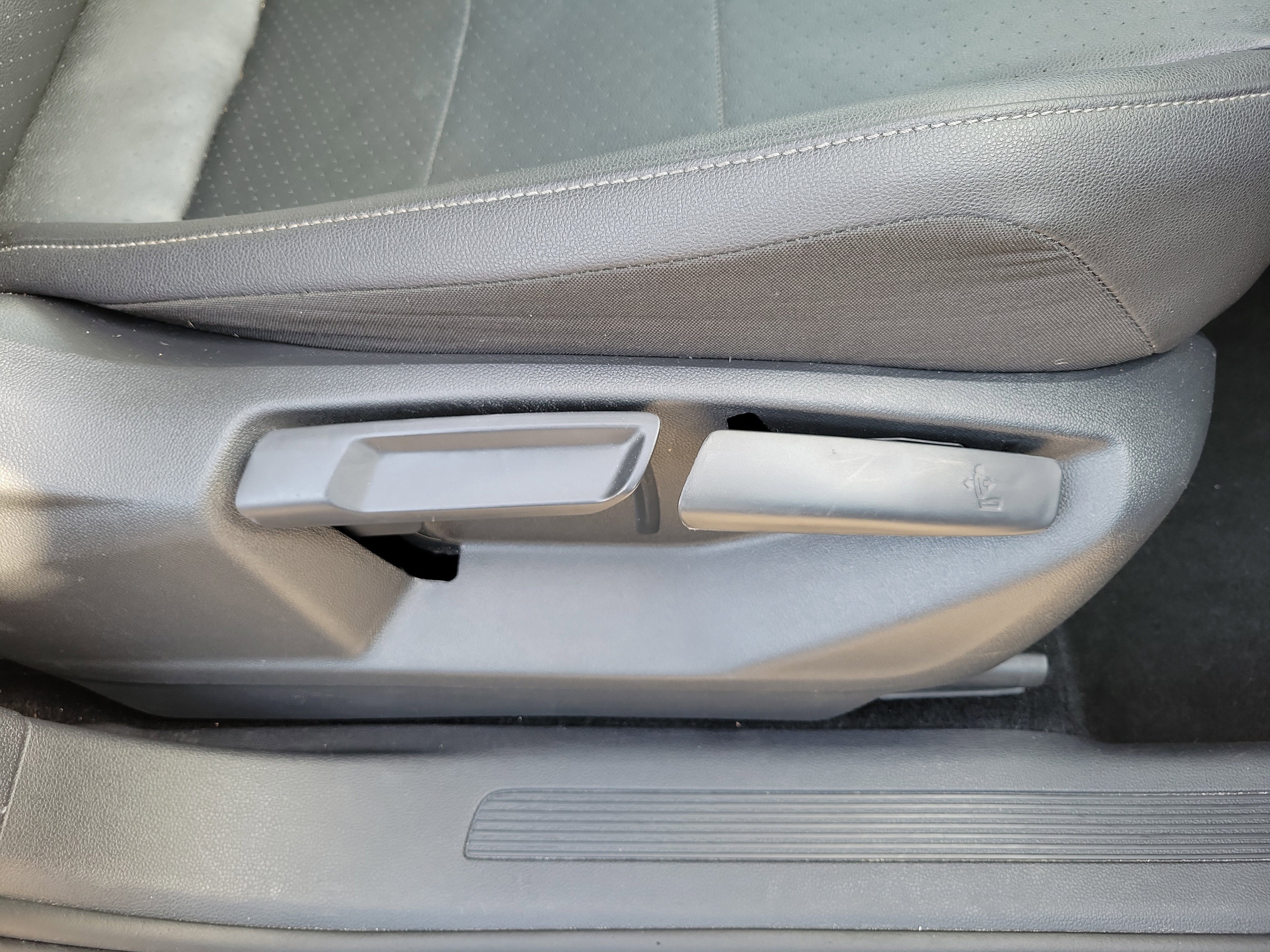 Used 2020 Volkswagen Tiguan SE image 10