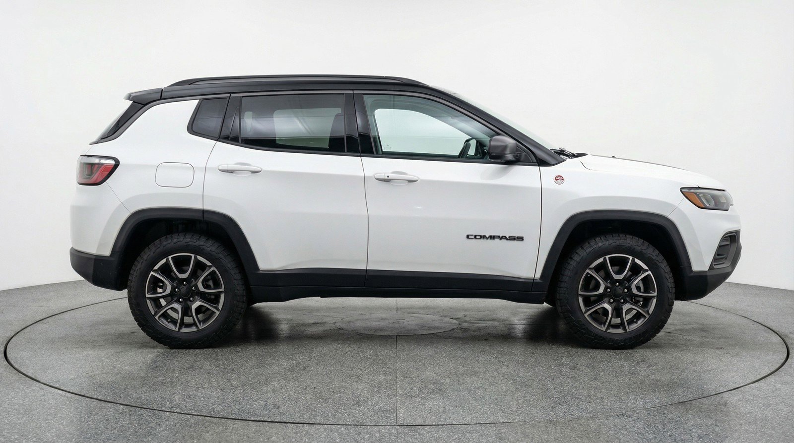 Used 2025 Jeep Compass Trailhawk image 11
