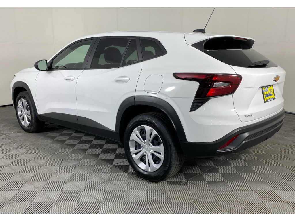 Used 2026 Chevrolet Trax LS FWD image 5