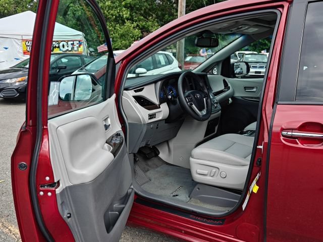 Used 2017 Toyota Sienna XLE w/ XLE Navigation Package FWD image 11