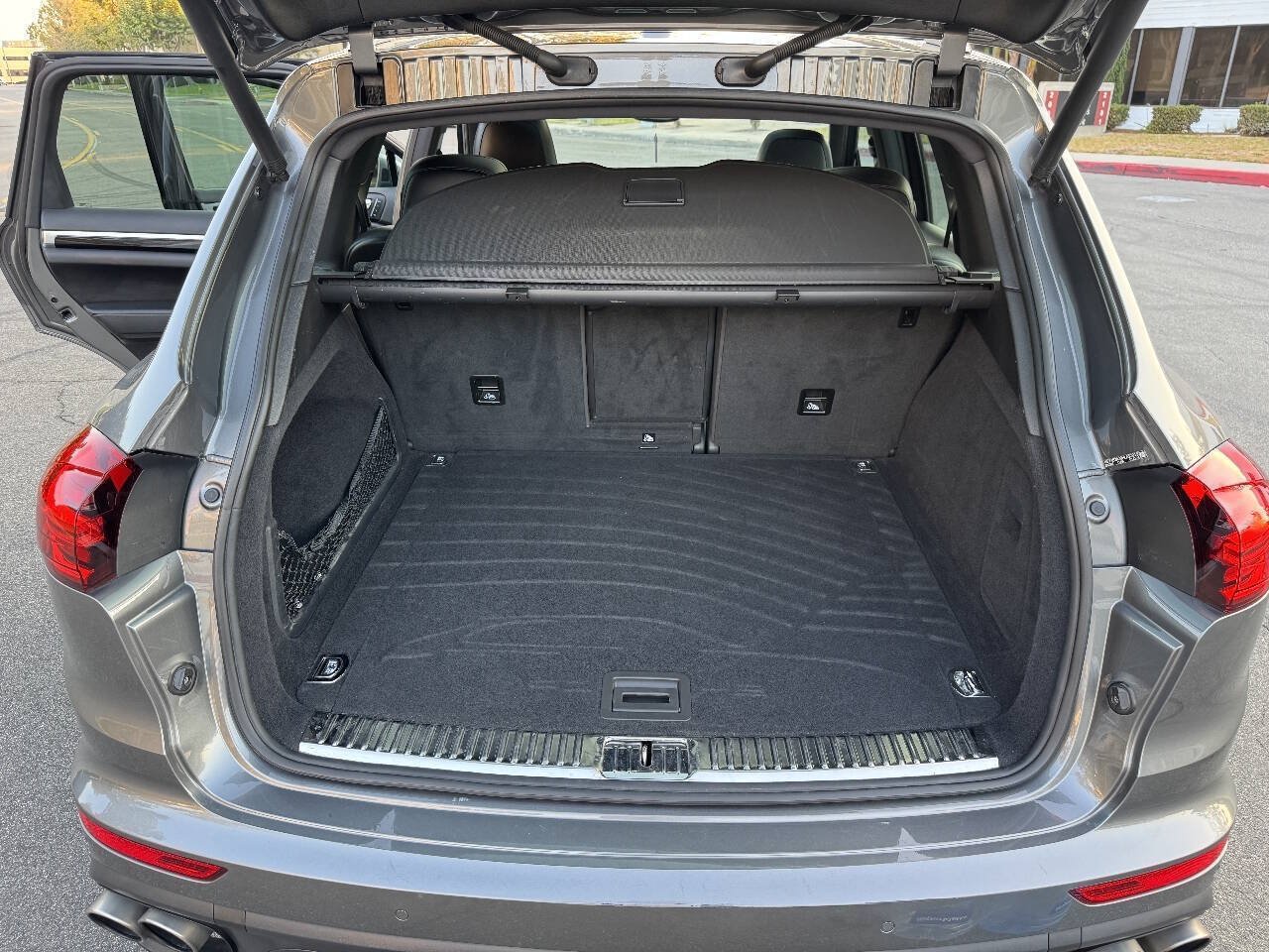 Used 2017 Porsche Cayenne S AWD/4WD image 9
