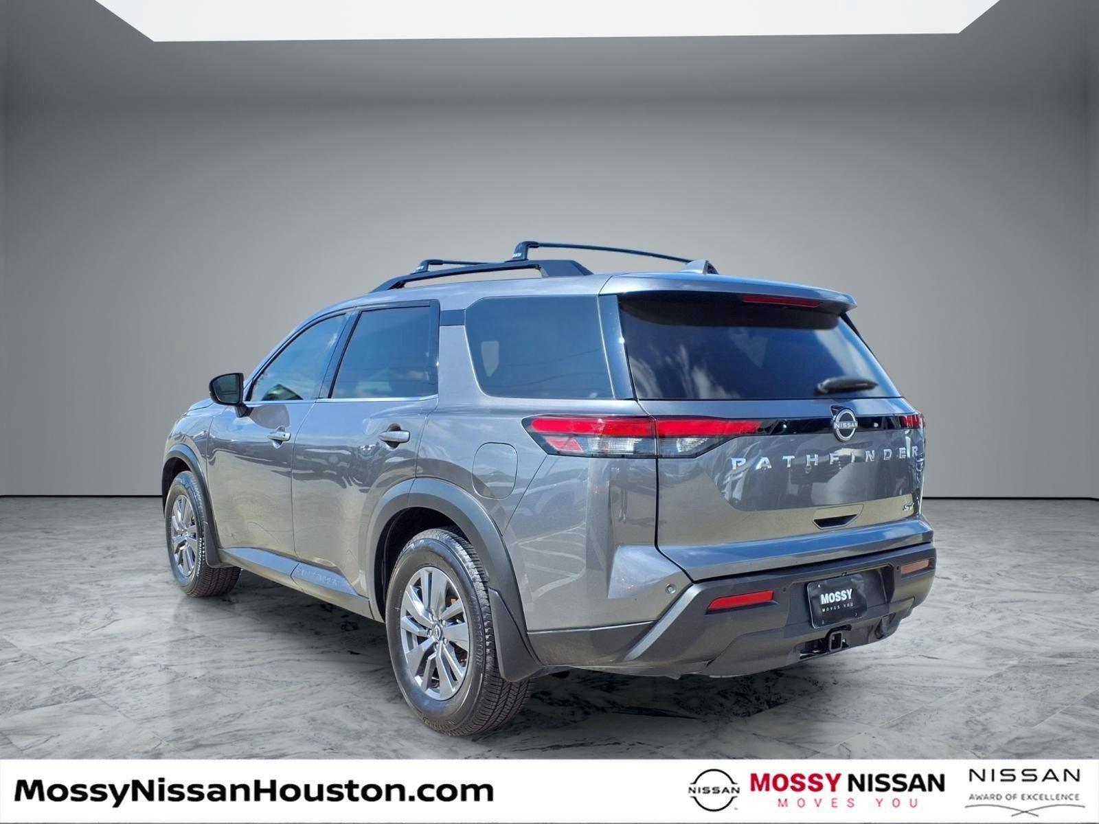 Used 2022 Nissan Pathfinder SV w/ SV Premium Package FWD image 2