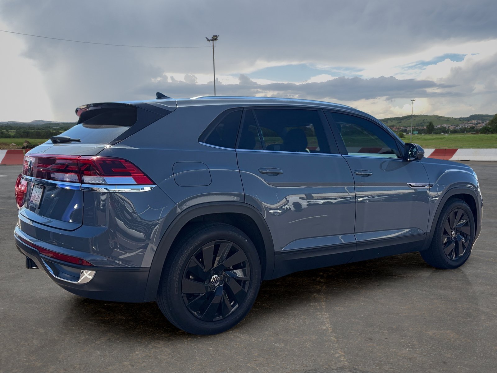 Used 2024 Volkswagen Atlas Cross Sport SE FWD image 3