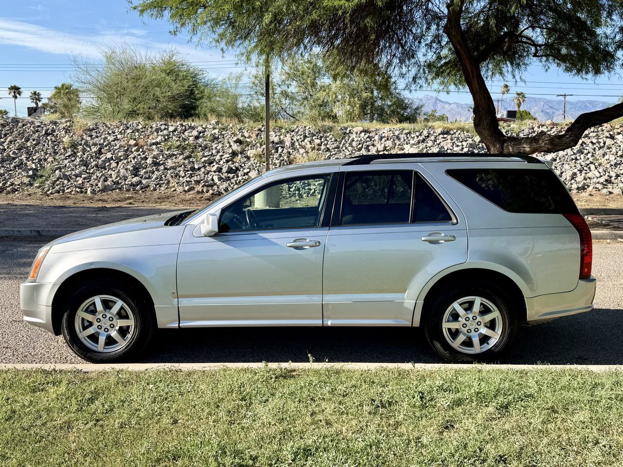 Used 2007 Cadillac SRX w/ Utility Package RWD image 2