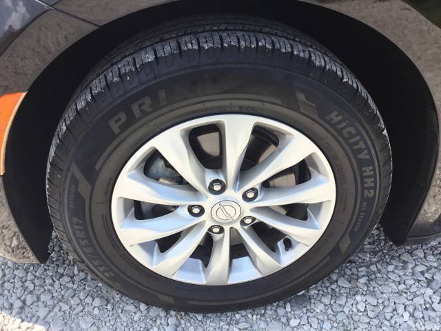 Used 2018 Chrysler Pacifica Touring-L w/ Premium Audio Group FWD image 9