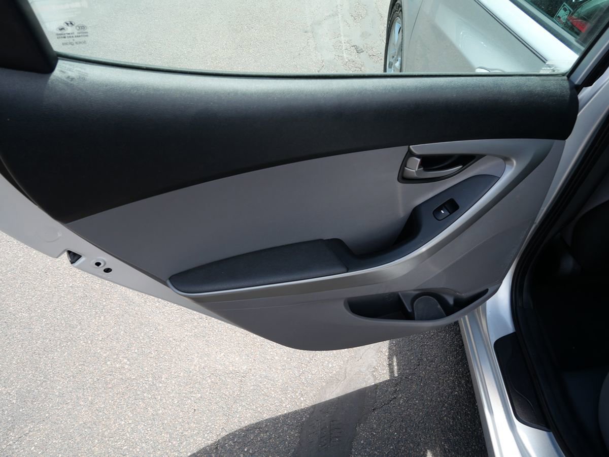 Used 2015 Hyundai Elantra SE FWD image 17