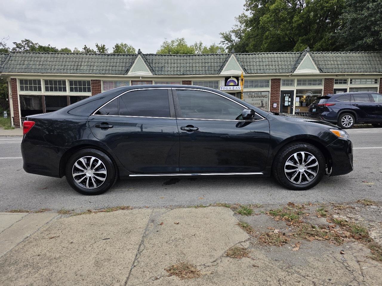 Used 2012 Toyota Camry LE FWD image 7