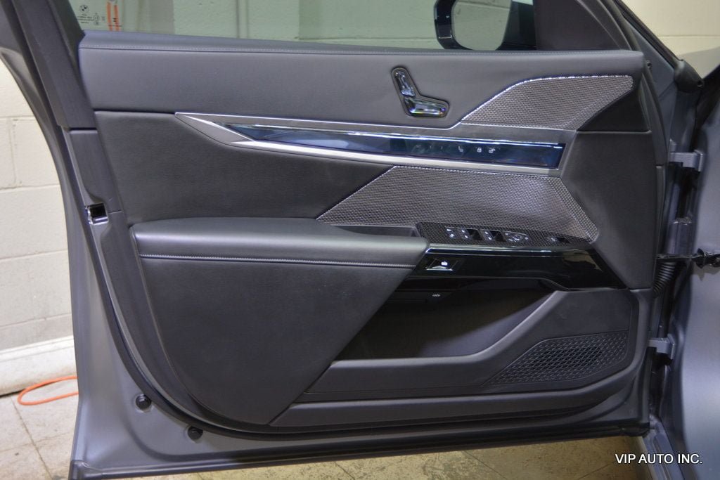 Used 2023 BMW i7 xDrive60 AWD/4WD image 9