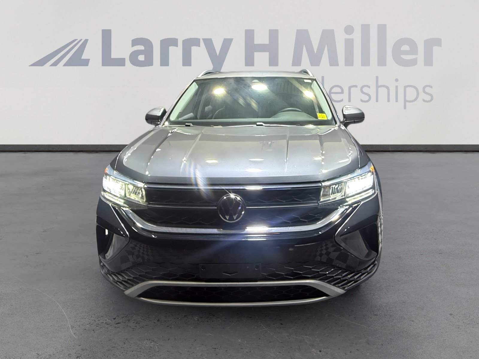 Used 2023 Volkswagen Taos SE w/ Panoramic Sunroof Package FWD image 8