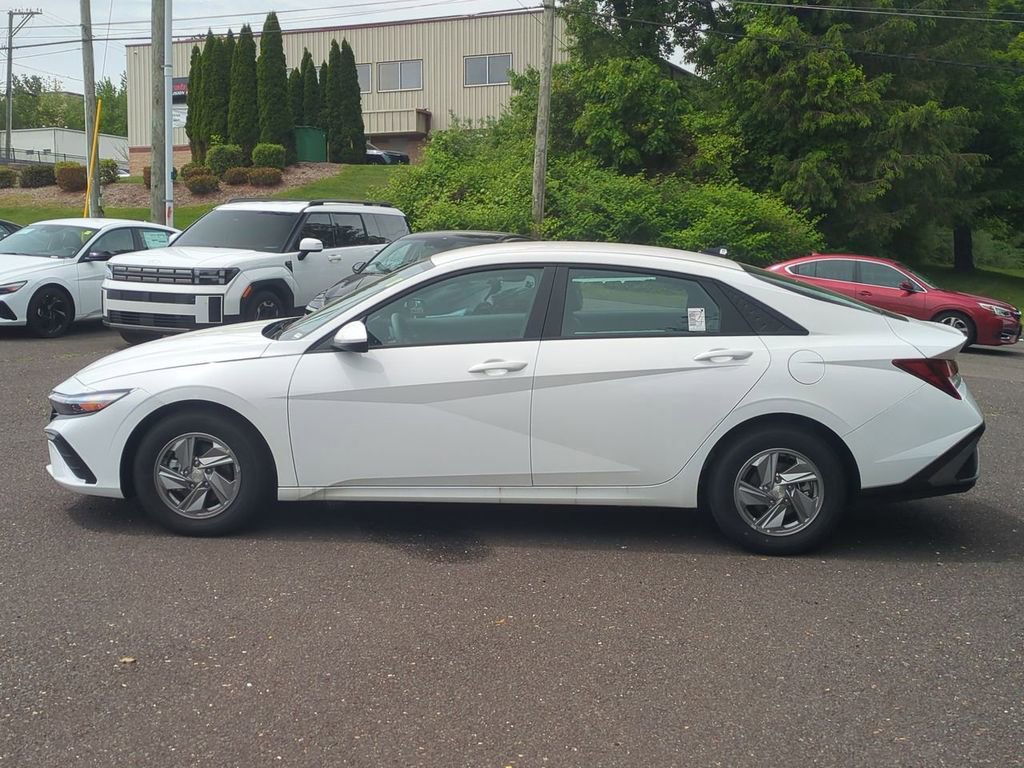 Certified 2025 Hyundai Elantra SE FWD image 6