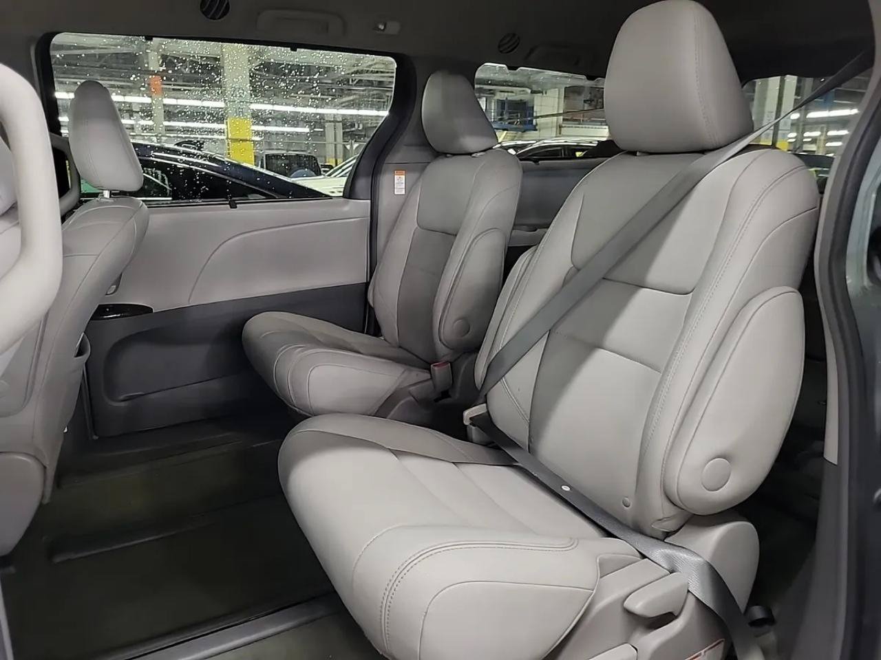 Used 2017 Toyota Sienna XLE AWD/4WD image 5
