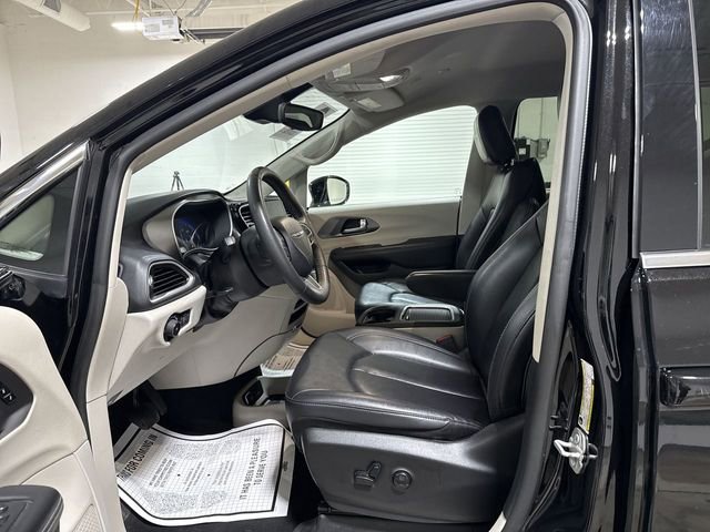 Used 2024 Chrysler Pacifica Touring-L FWD image 19