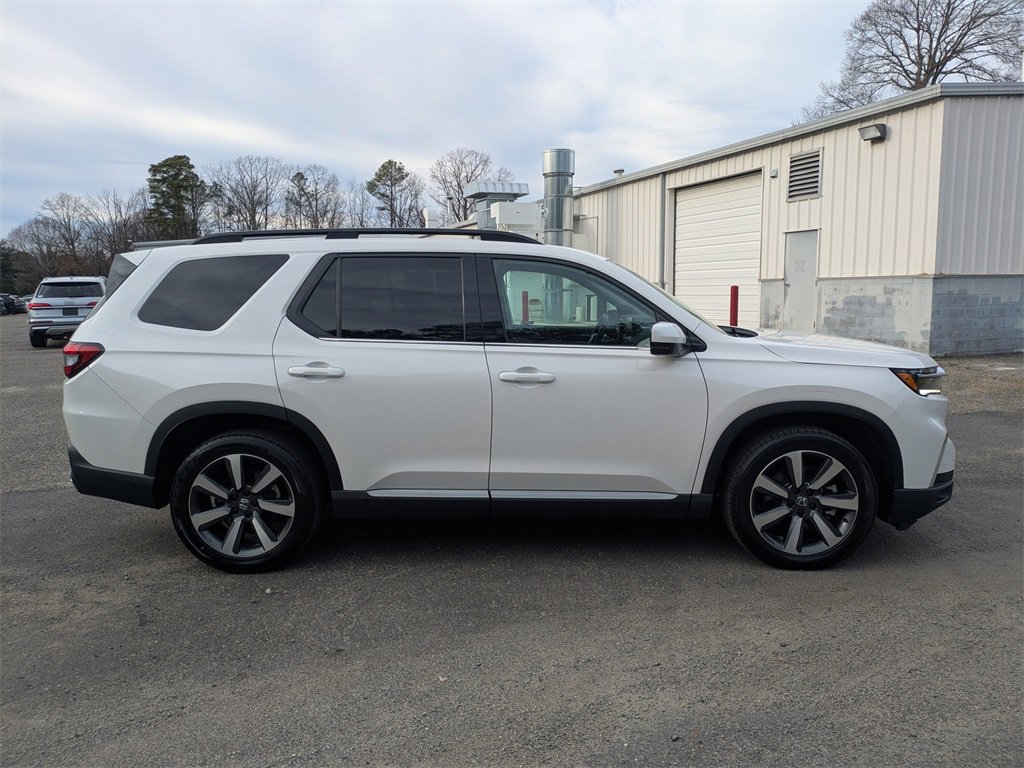 Used 2025 Honda Pilot Touring image 3