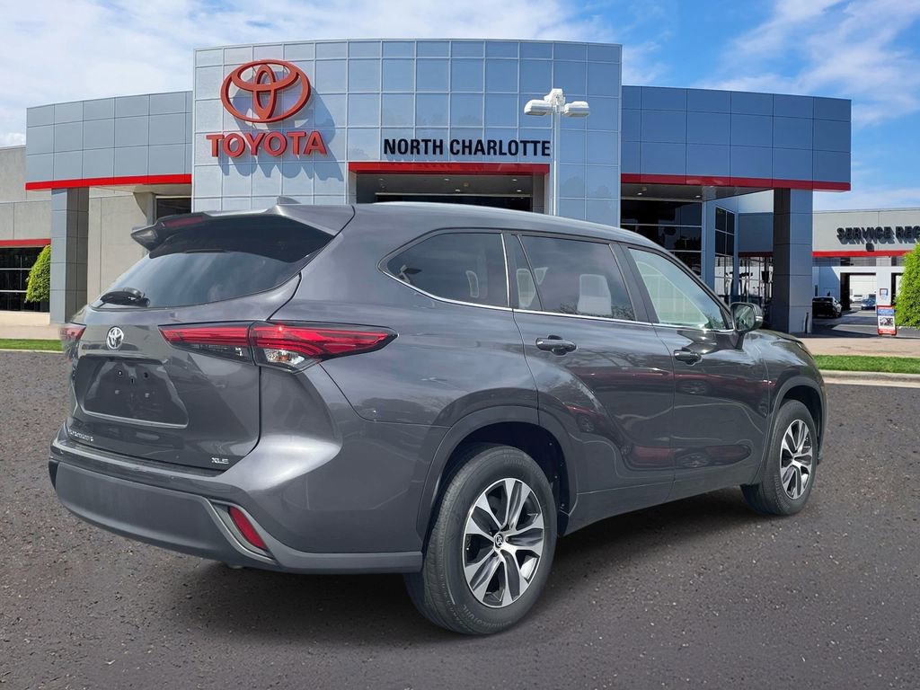 Used 2023 Toyota Highlander XLE image 7