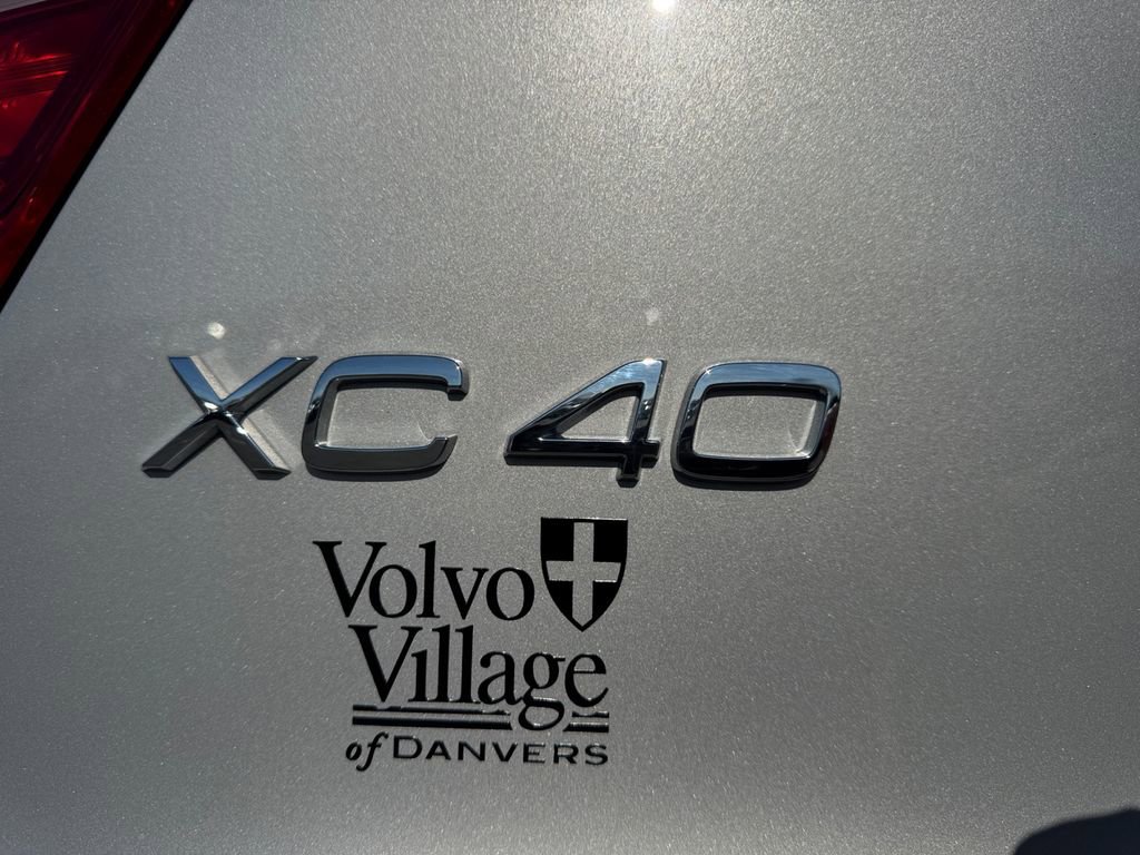 Certified 2025 Volvo XC40 B5 Plus image 8